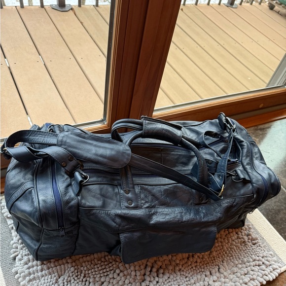 Mexican made navy blue leather carry on, duffle bag. Handles and removable strap - Picture 11 of 16